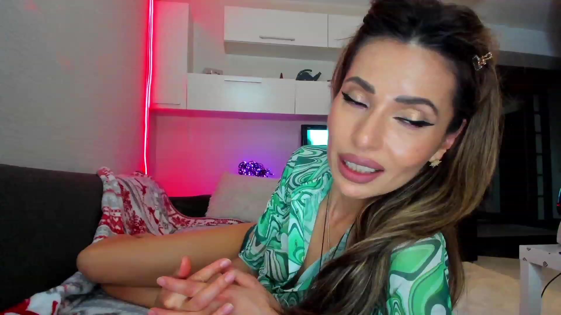 Gallery image thumbnail from SmileyTinaa's myfreecams stream on, 05/25/2023, 24:17 image 14 of 20