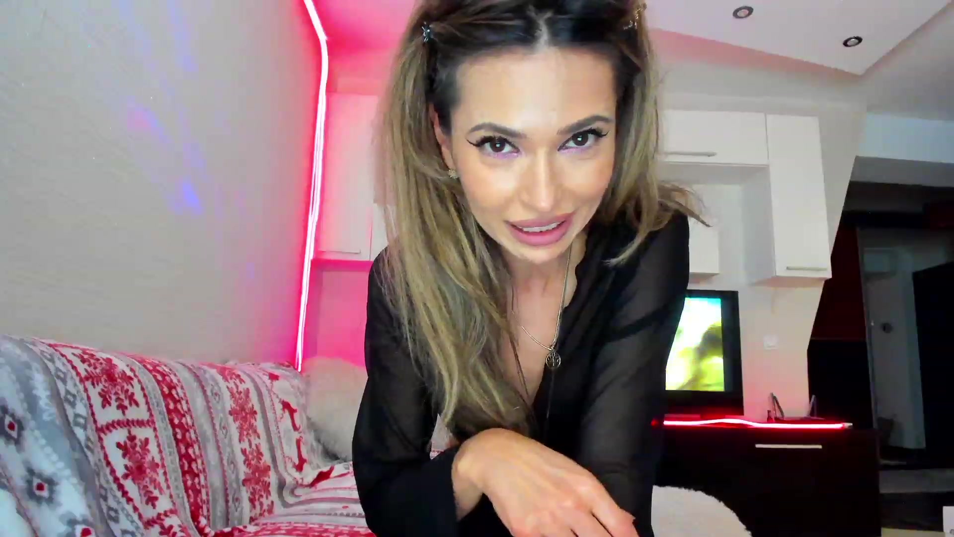 Gallery image thumbnail from SmileyTinaa's myfreecams stream on, 05/25/2023, 23:59 image 17 of 20