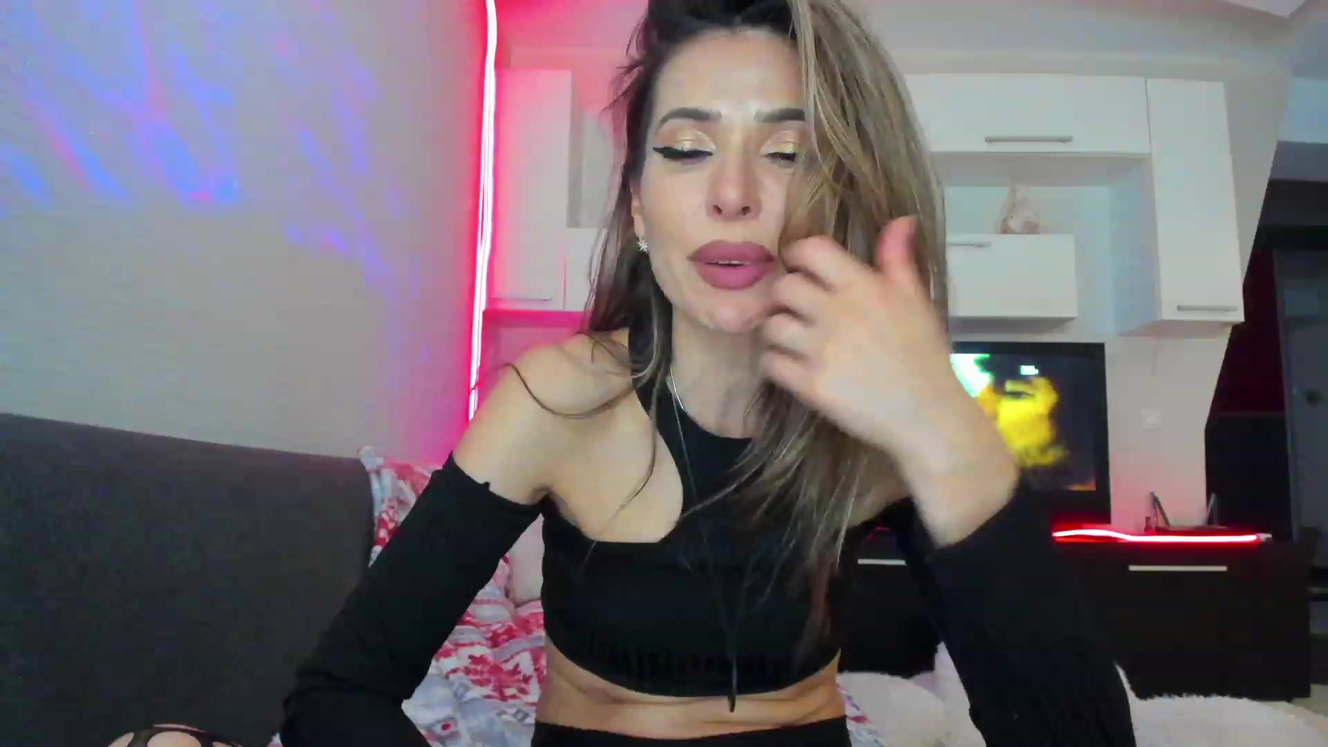 Gallery image thumbnail from SmileyTinaa's myfreecams stream on, 05/27/2023, 03:57 image 6 of 20