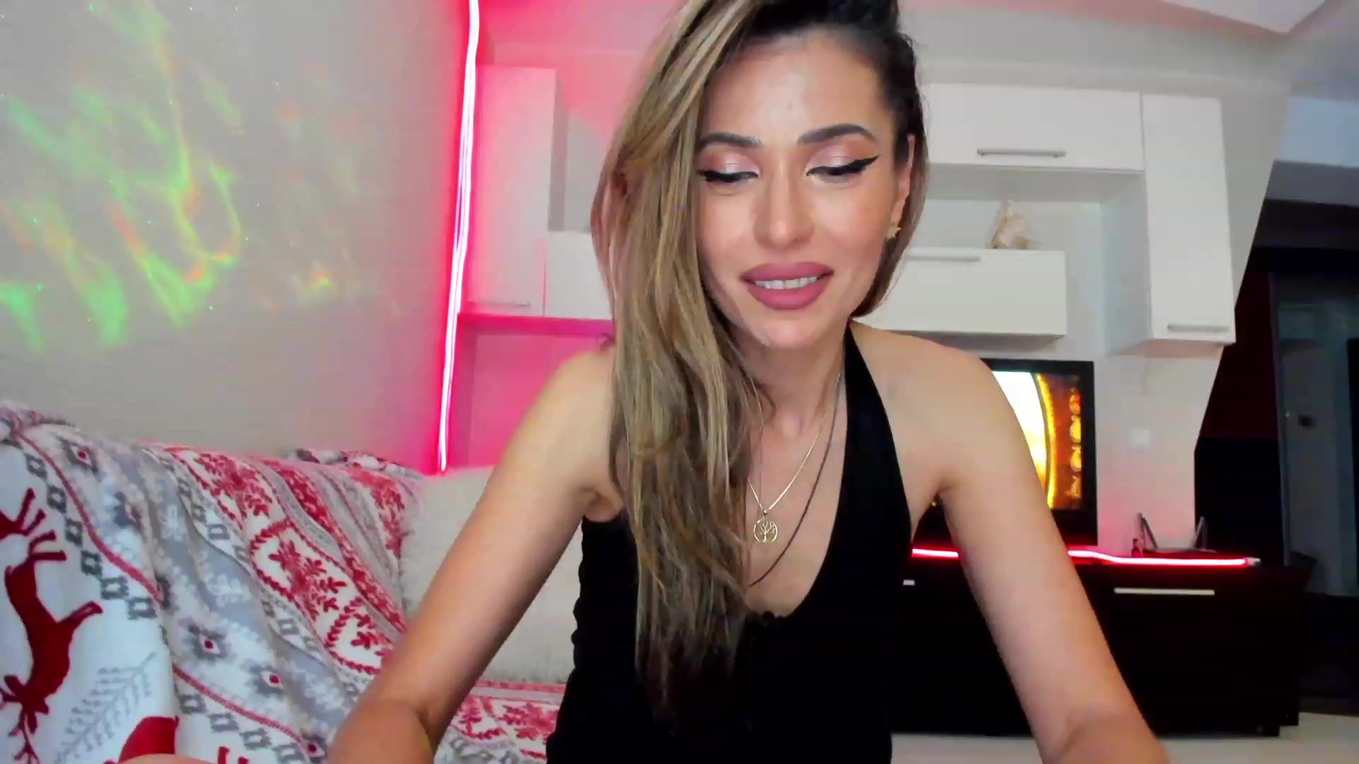 Gallery image thumbnail from SmileyTinaa's myfreecams stream on, 06/10/2023, 24:46 image 17 of 20
