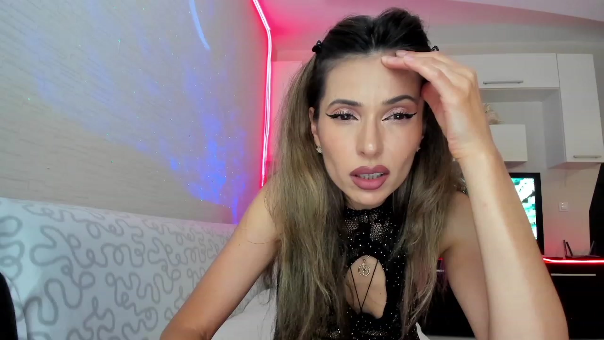 Gallery image thumbnail from SmileyTinaa's myfreecams stream on, 06/13/2023, 22:29 image 2 of 20