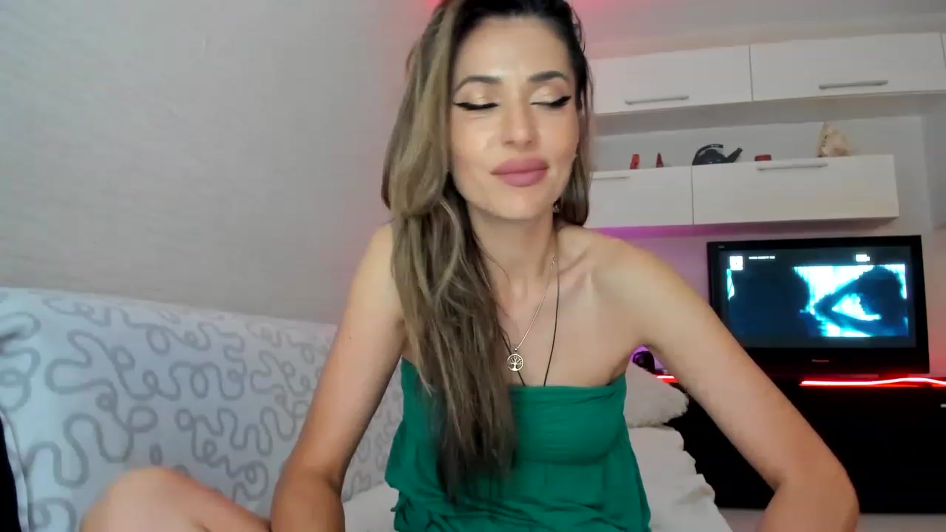 Gallery image thumbnail from SmileyTinaa's myfreecams stream on, 06/16/2023, 24:12 image 16 of 20