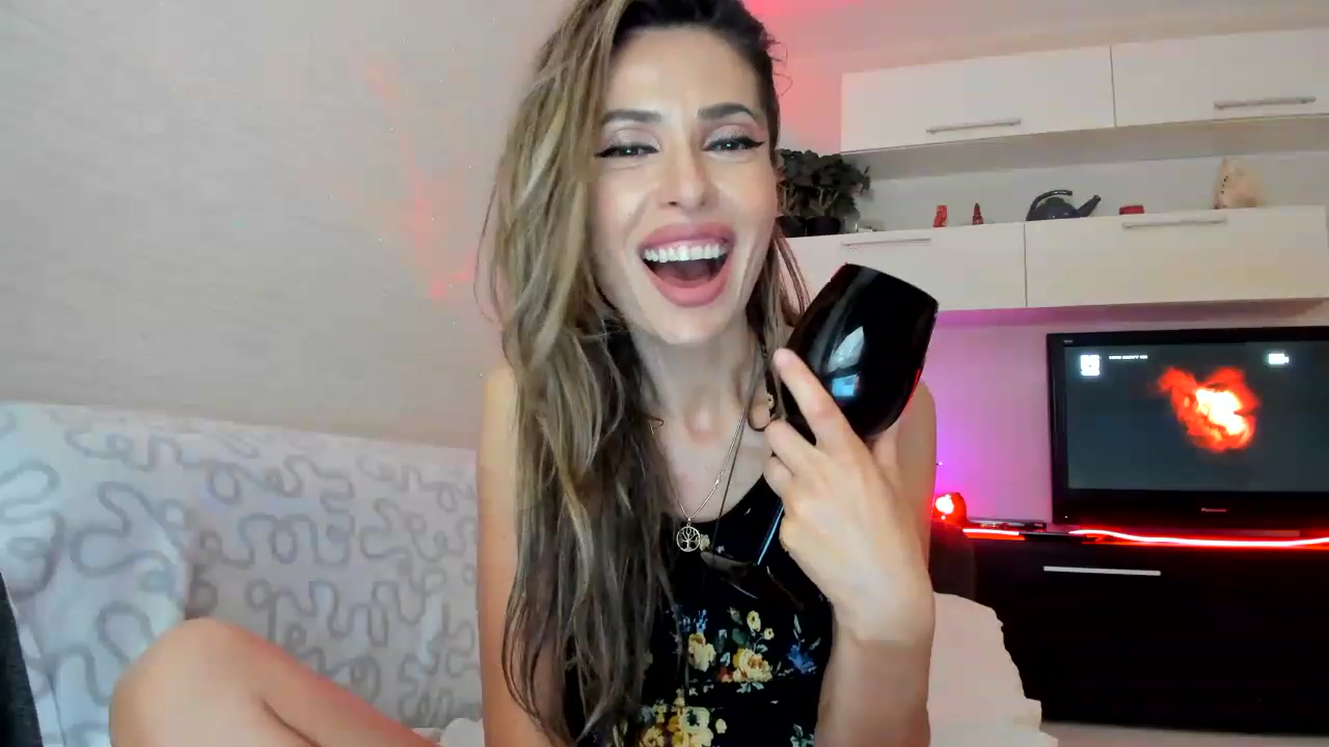Gallery image thumbnail from SmileyTinaa's myfreecams stream on, 06/19/2023, 23:17 image 20 of 20