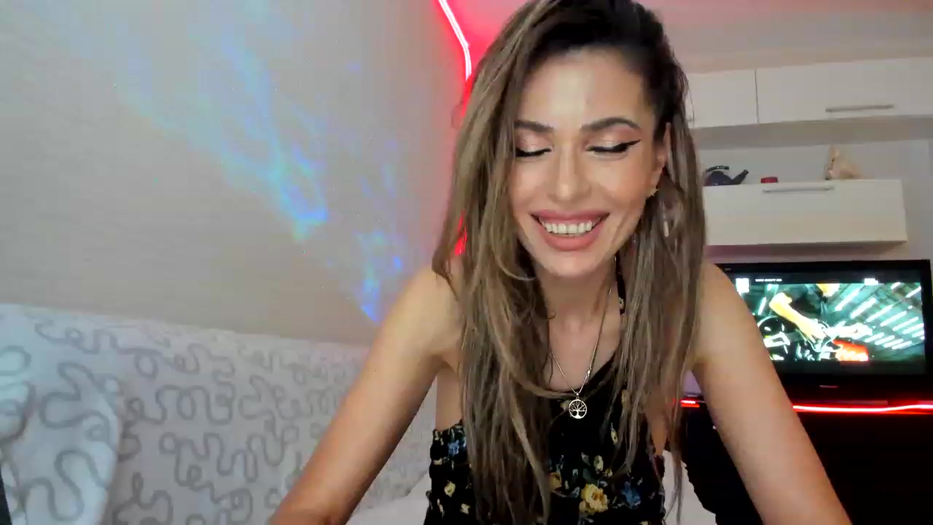Gallery image thumbnail from SmileyTinaa's myfreecams stream on, 06/19/2023, 23:17 image 5 of 20