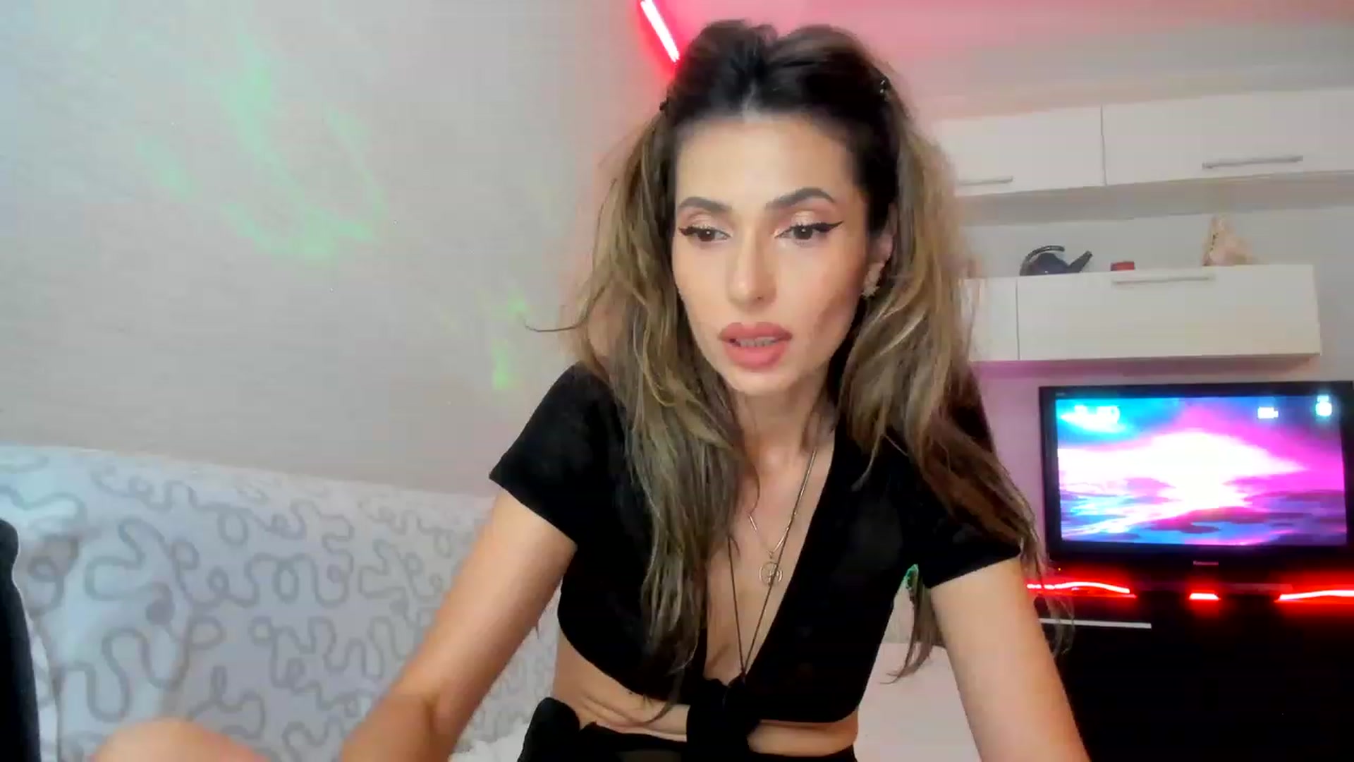 Gallery image thumbnail from SmileyTinaa's myfreecams stream on, 06/21/2023, 23:05 image 4 of 20