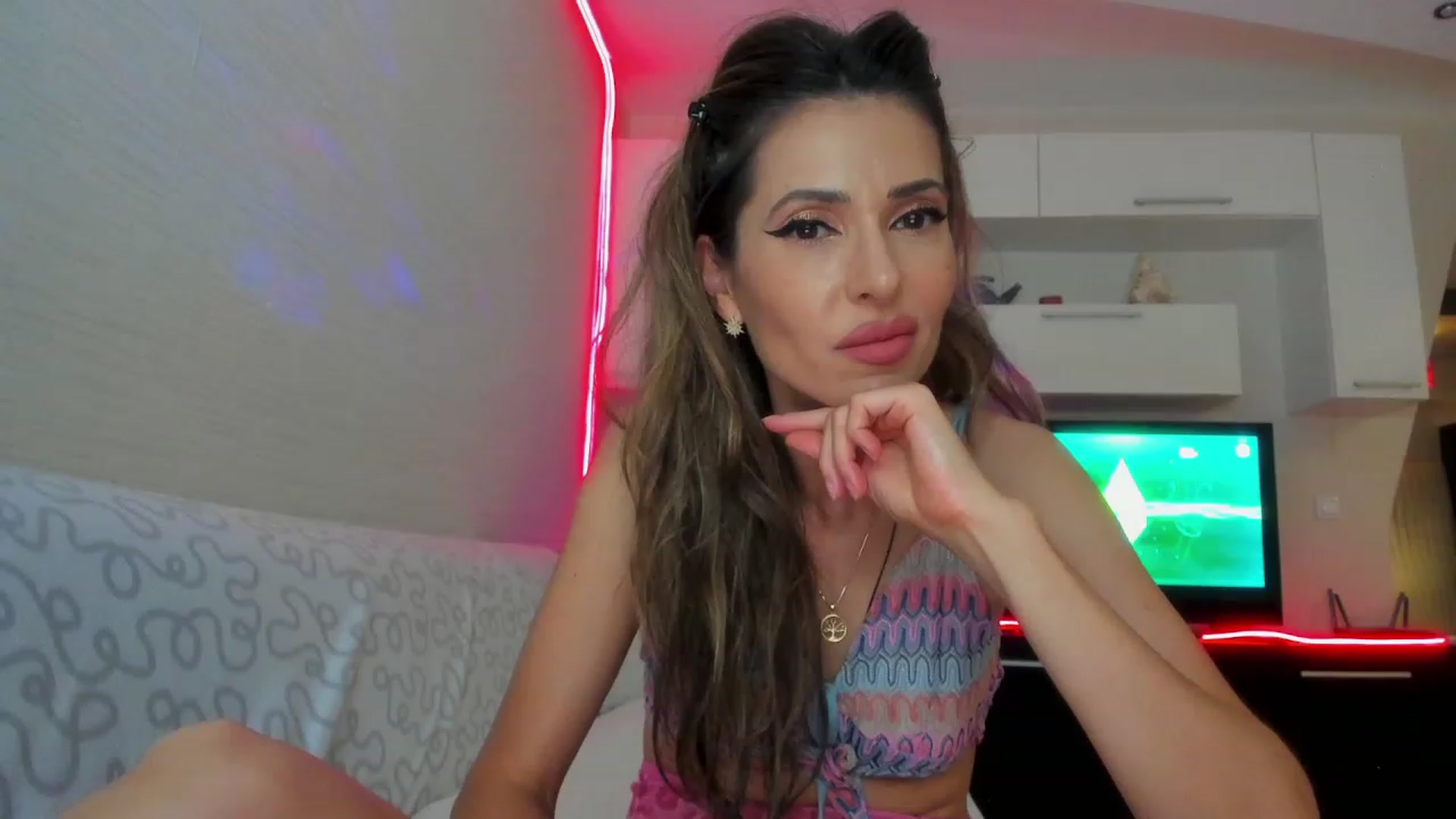 Gallery image thumbnail from SmileyTinaa's myfreecams stream on, 06/26/2023, 22:14 image 3 of 20