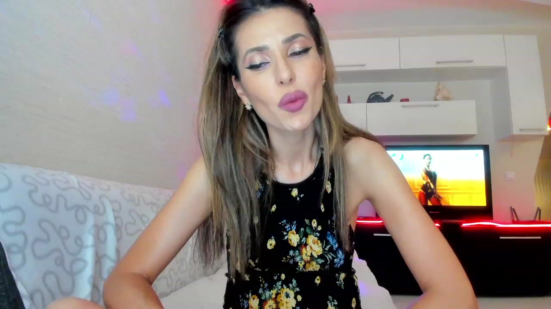 Gallery image thumbnail from SmileyTinaa's myfreecams stream on, 06/27/2023, 22:05 image 17 of 20