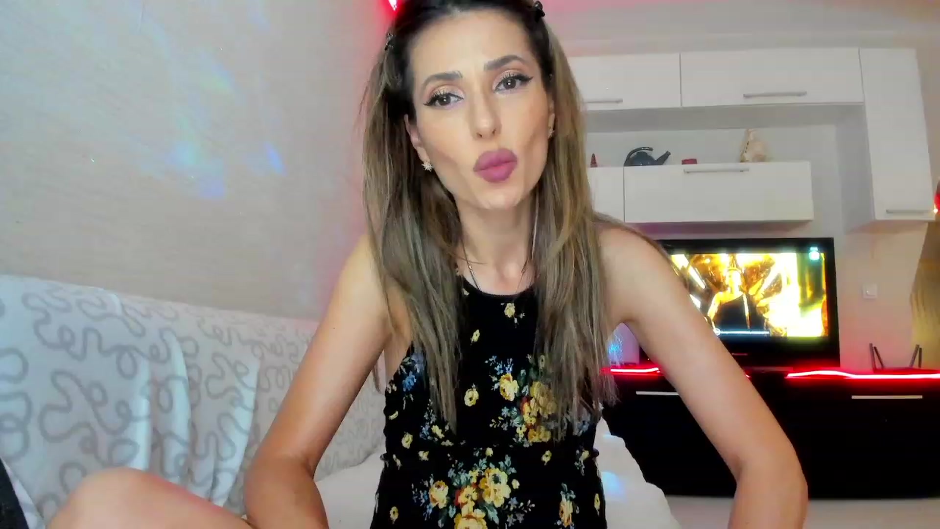Gallery image thumbnail from SmileyTinaa's myfreecams stream on, 06/27/2023, 22:05 image 10 of 20