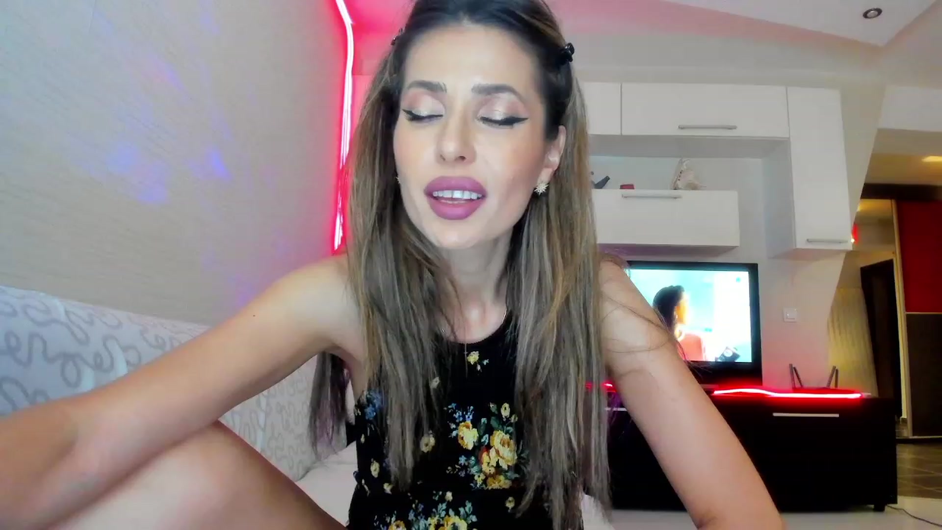 Gallery image thumbnail from SmileyTinaa's myfreecams stream on, 06/27/2023, 22:05 image 19 of 20