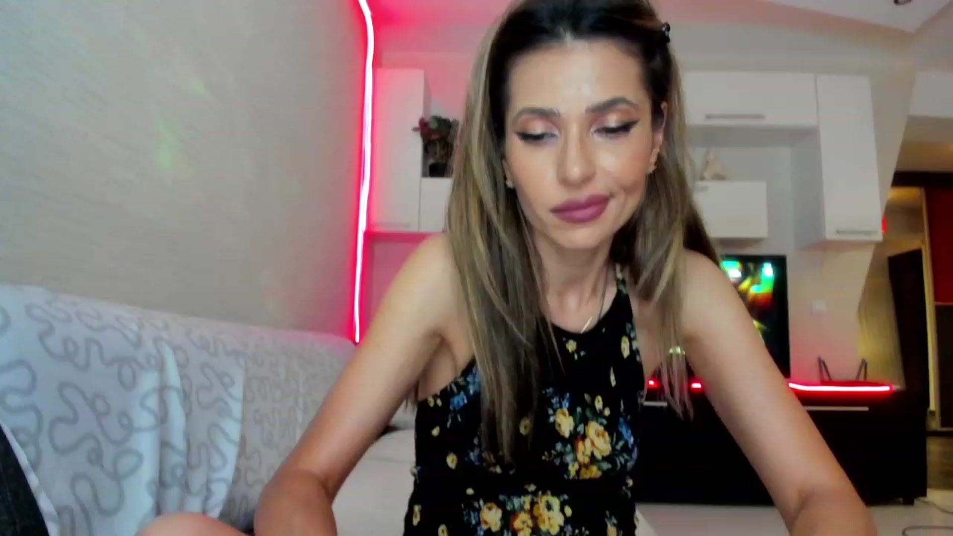 Gallery image thumbnail from SmileyTinaa's myfreecams stream on, 06/28/2023, 24:07 image 16 of 20