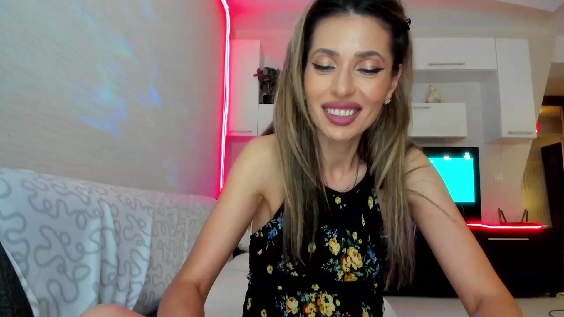 Gallery image thumbnail from SmileyTinaa's myfreecams stream on, 06/28/2023, 24:07 image 17 of 20