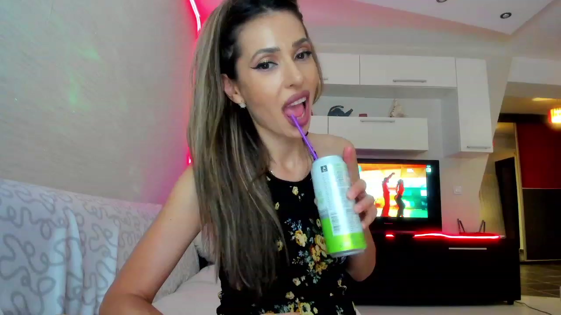 Gallery image thumbnail from SmileyTinaa's myfreecams stream on, 06/28/2023, 24:07 image 13 of 20
