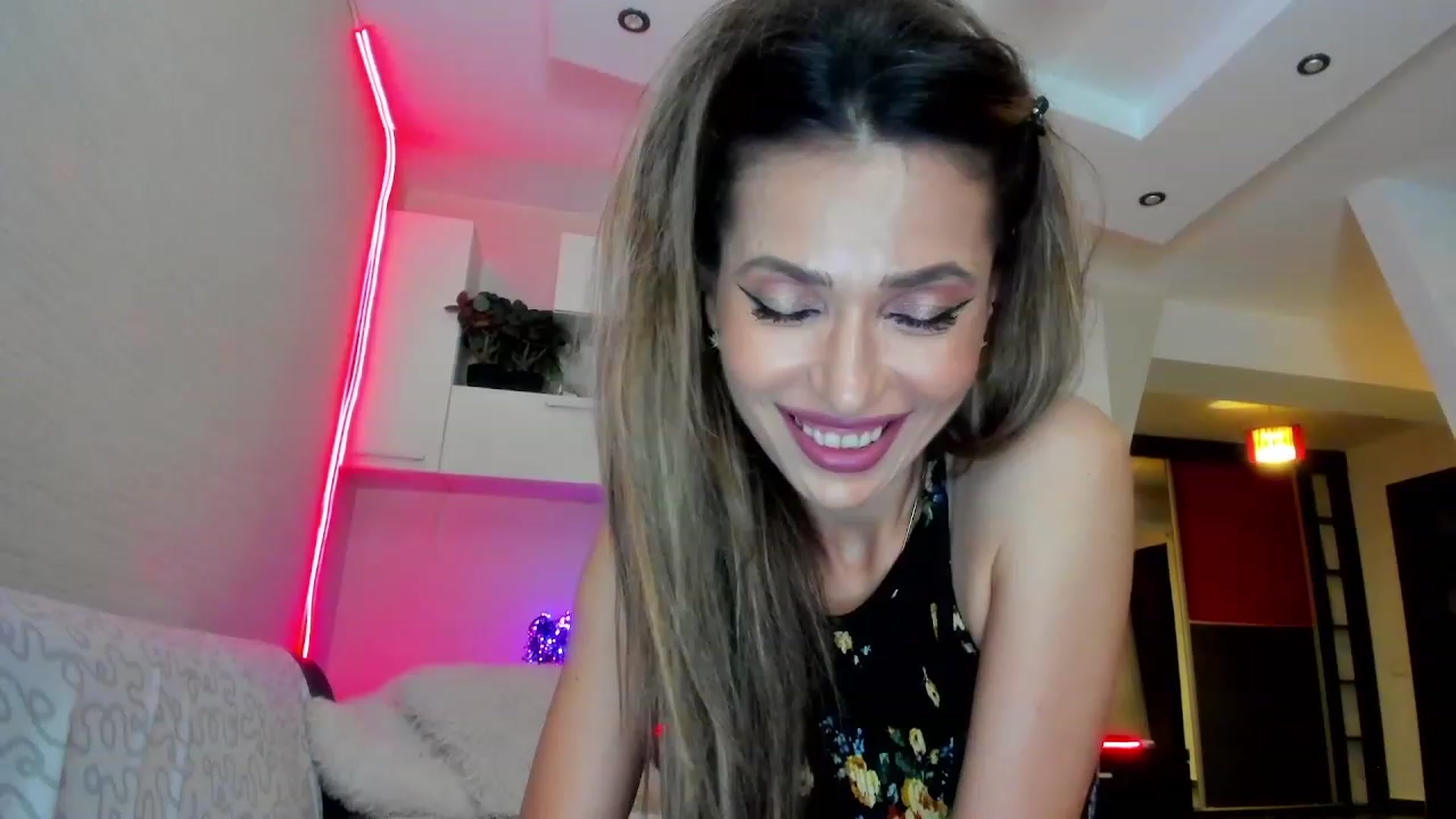 Gallery image thumbnail from SmileyTinaa's myfreecams stream on, 06/28/2023, 24:07 image 8 of 20