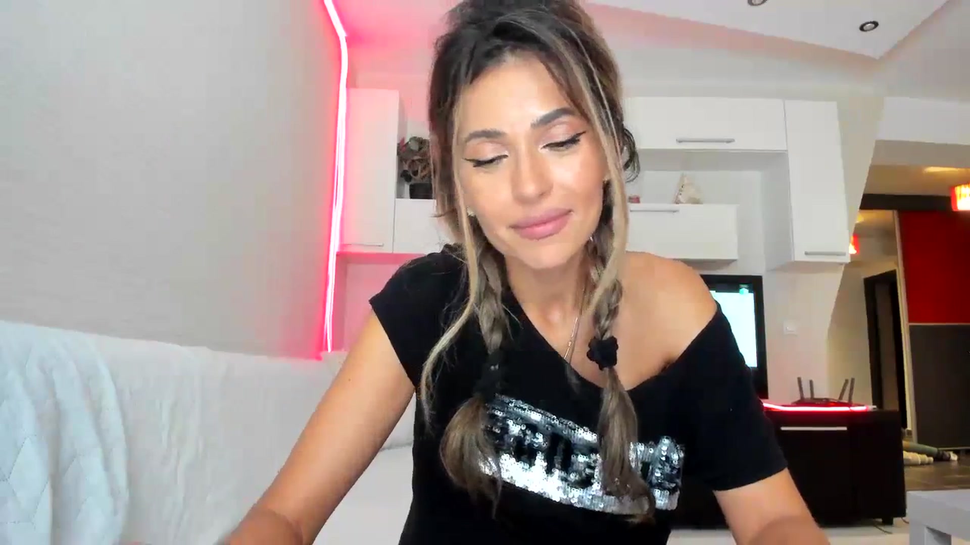 Gallery image thumbnail from SmileyTinaa's myfreecams stream on, 09/08/2023, 02:08 image 10 of 20