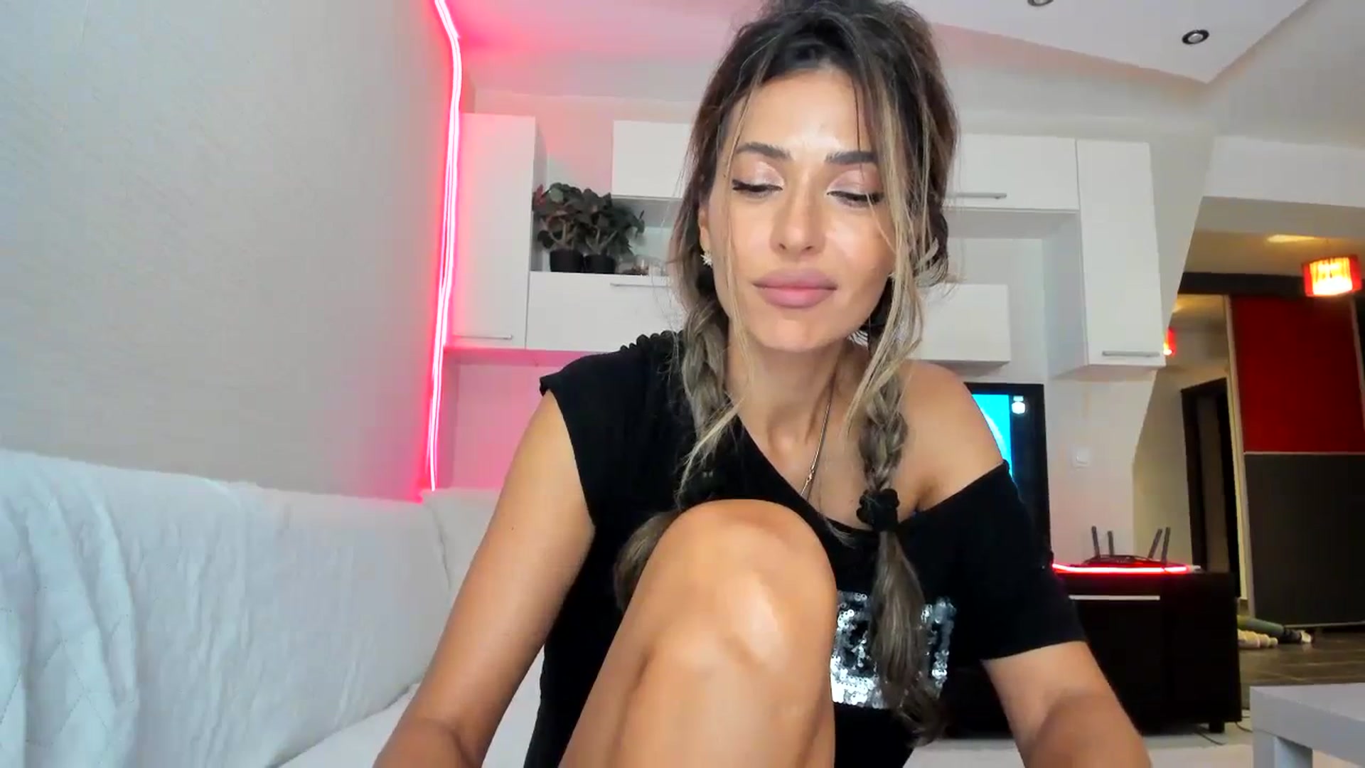 Gallery image thumbnail from SmileyTinaa's myfreecams stream on, 09/08/2023, 02:08 image 12 of 20