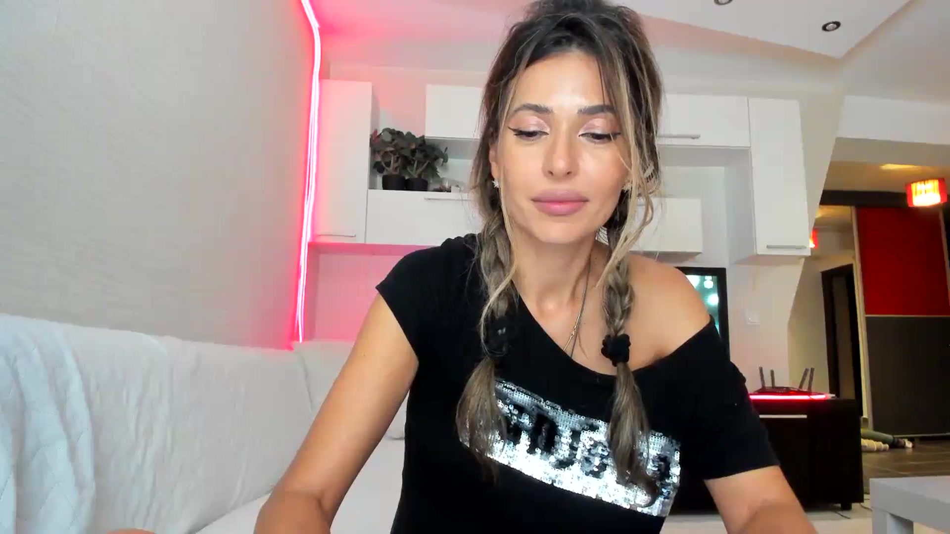 Gallery image thumbnail from SmileyTinaa's myfreecams stream on, 09/08/2023, 02:08 image 14 of 20