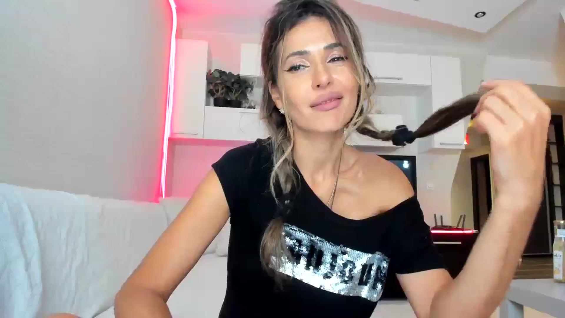 Gallery image thumbnail from SmileyTinaa's myfreecams stream on, 09/08/2023, 02:08 image 16 of 20