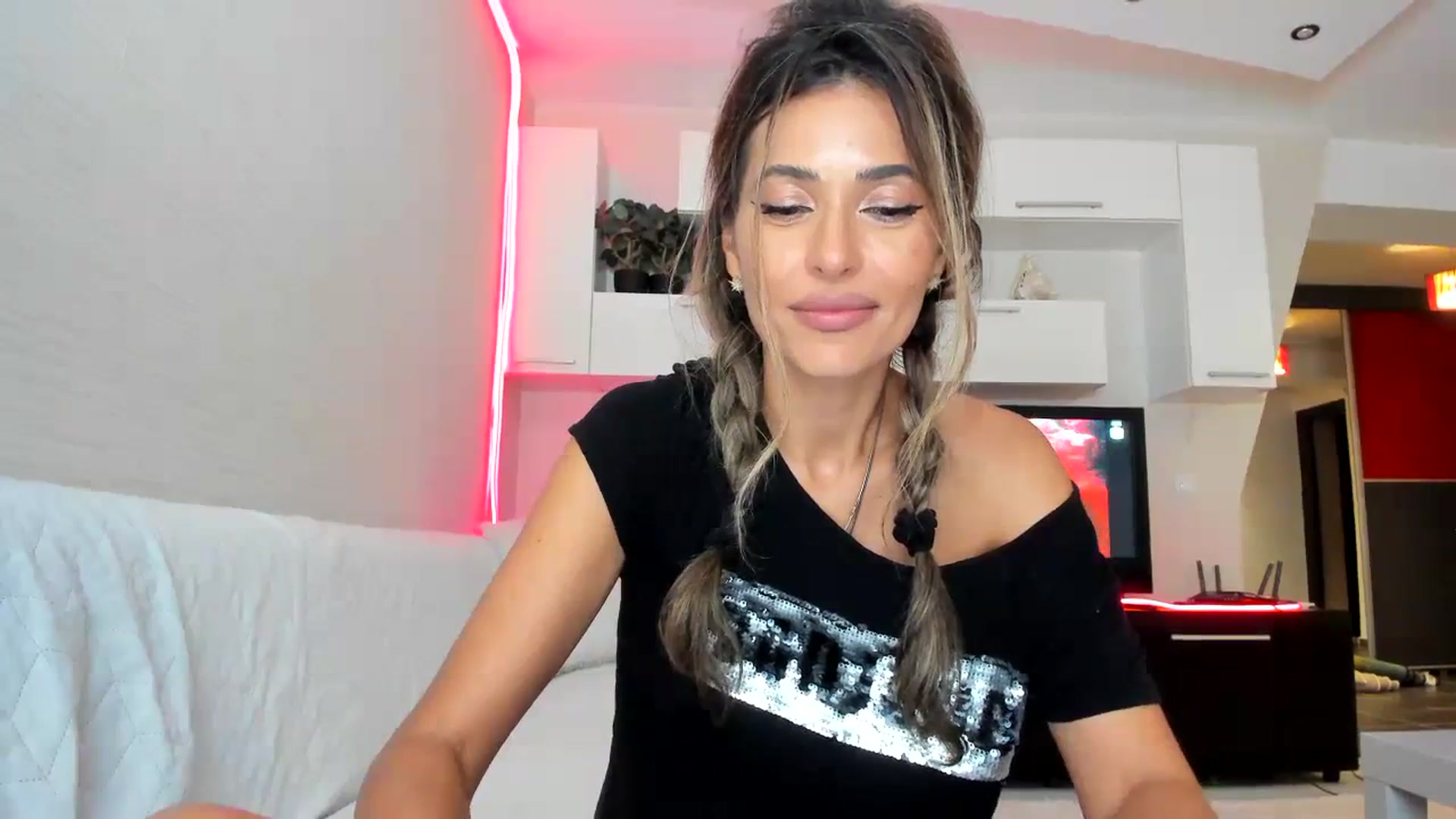 Gallery image thumbnail from SmileyTinaa's myfreecams stream on, 09/08/2023, 02:08 image 11 of 20