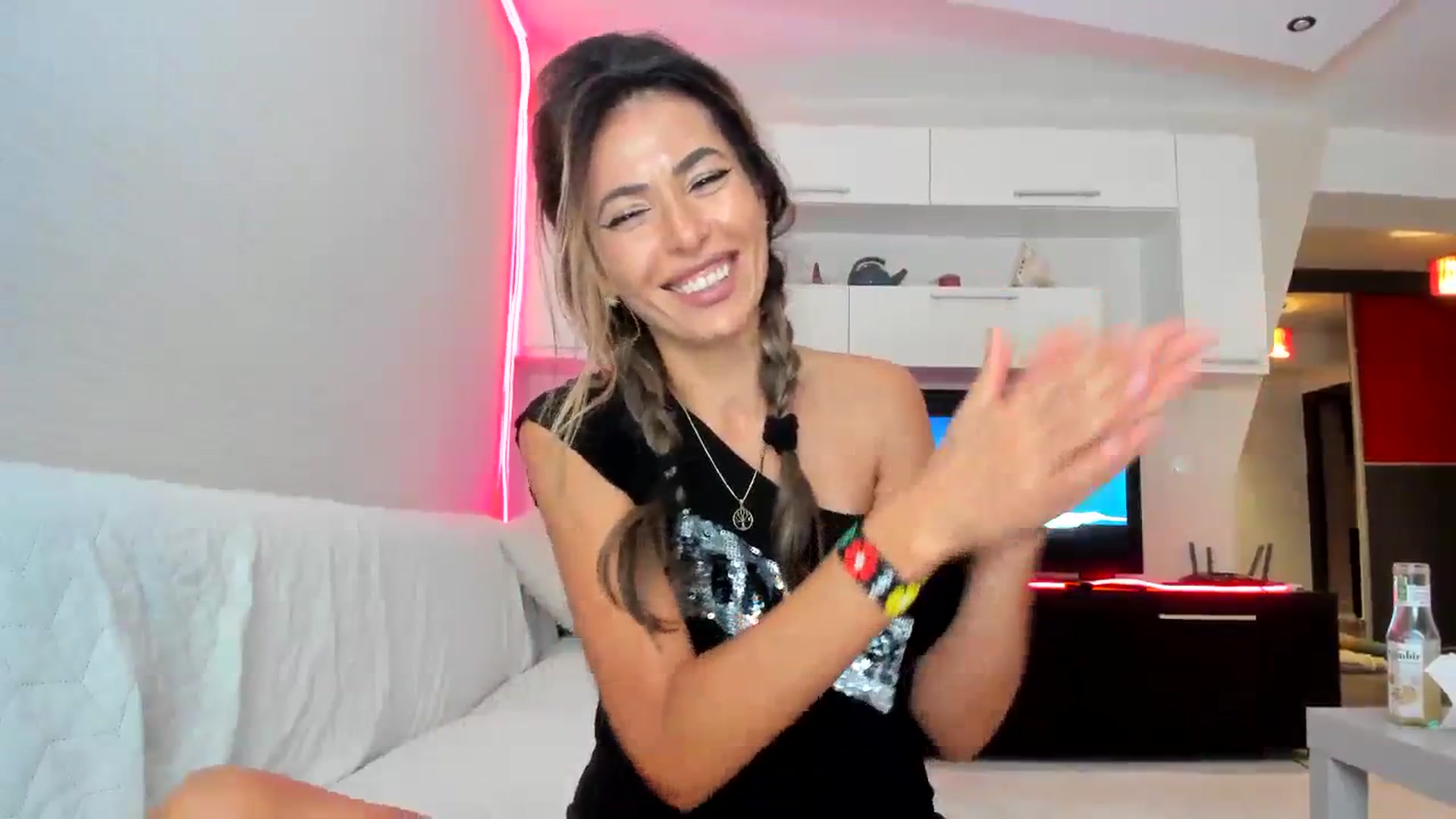 Gallery image thumbnail from SmileyTinaa's myfreecams stream on, 09/08/2023, 05:11 image 2 of 20