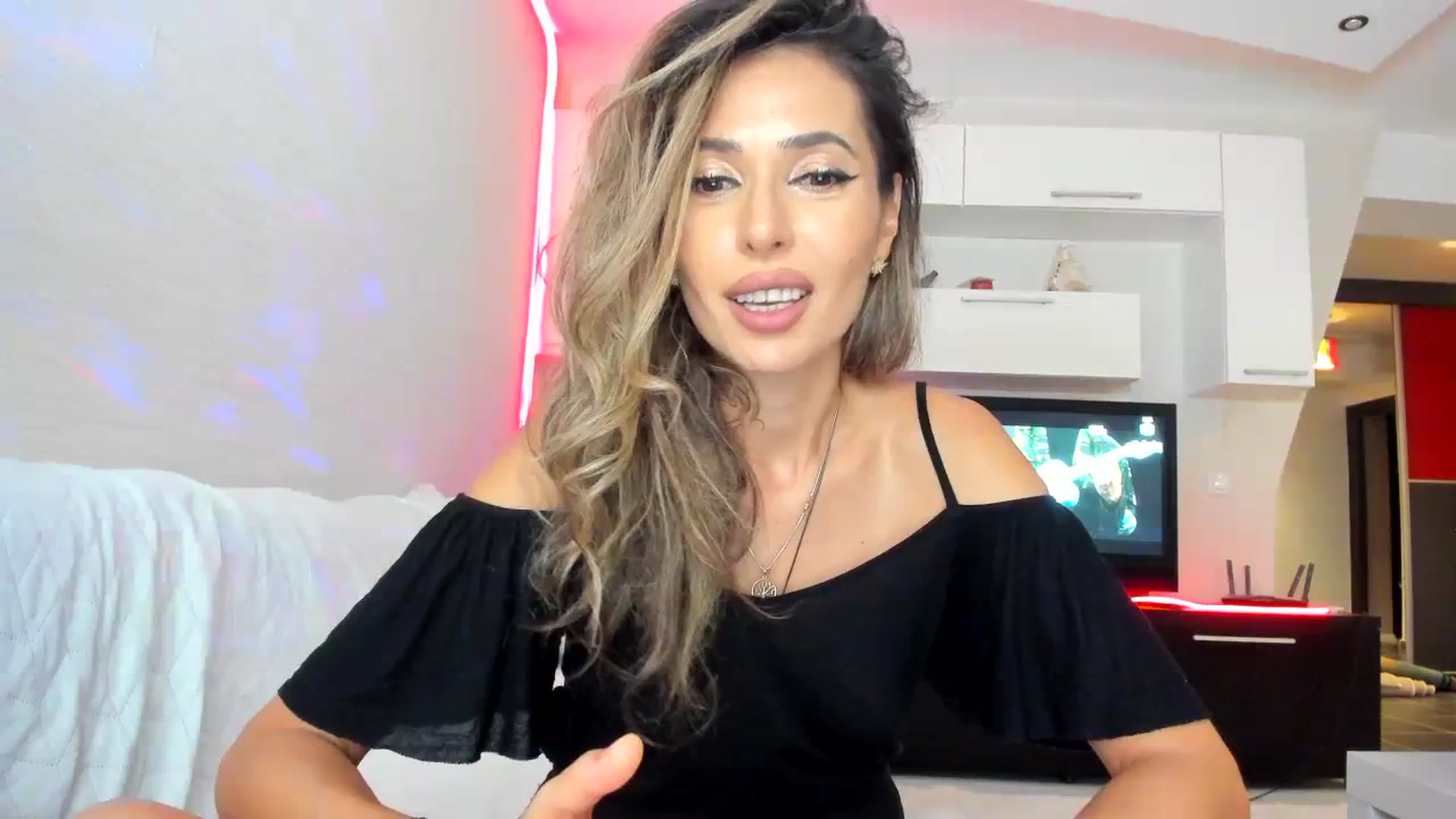 Gallery image thumbnail from SmileyTinaa's myfreecams stream on, 09/16/2023, 24:44 image 1 of 20