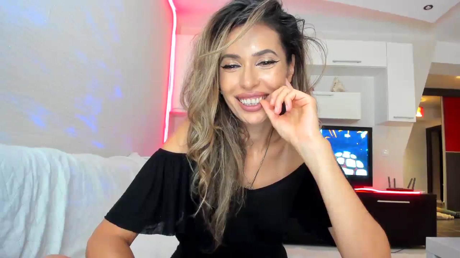 Gallery image thumbnail from SmileyTinaa's myfreecams stream on, 09/16/2023, 24:44 image 4 of 20