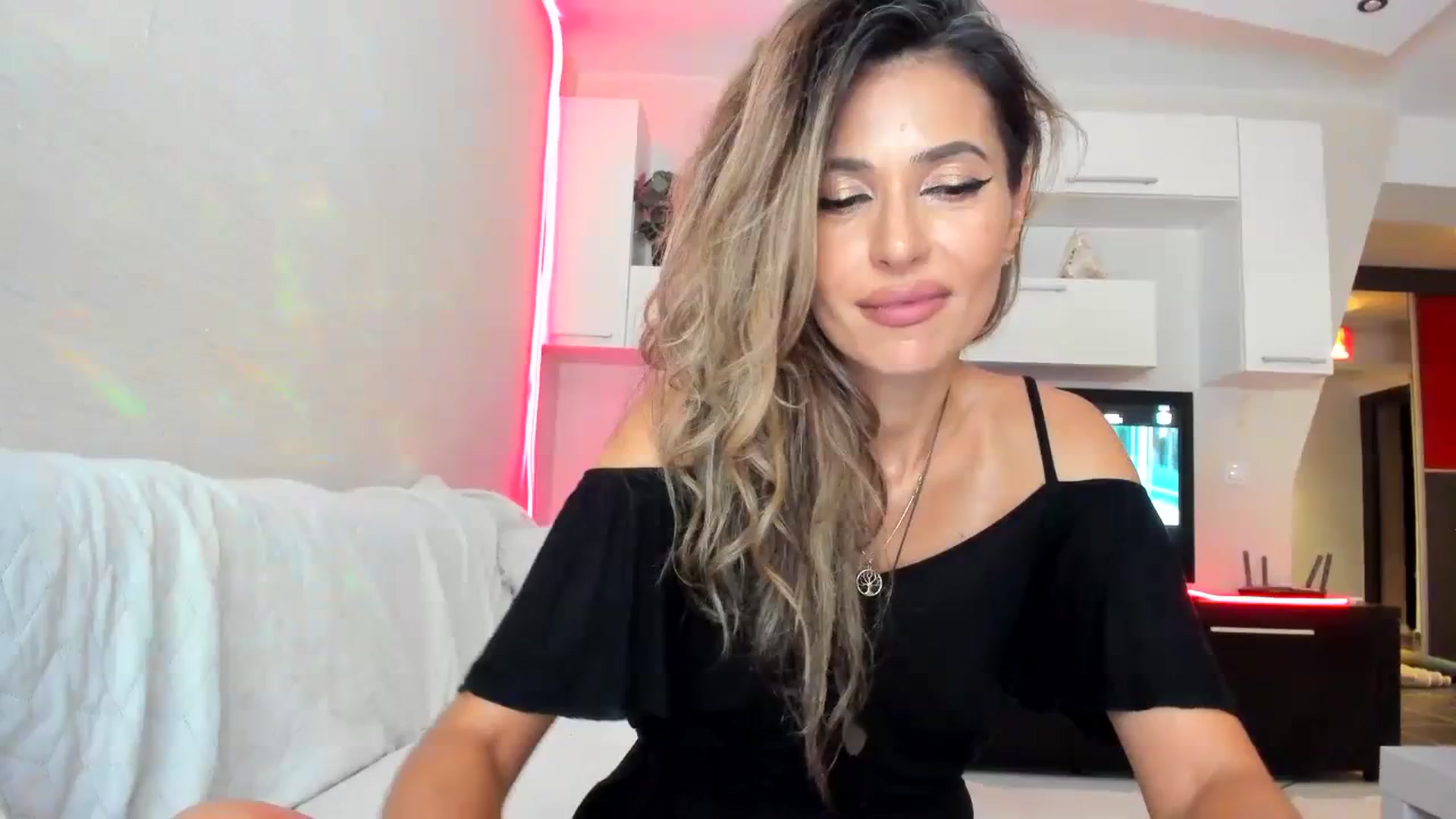 Gallery image thumbnail from SmileyTinaa's myfreecams stream on, 09/16/2023, 24:44 image 18 of 20