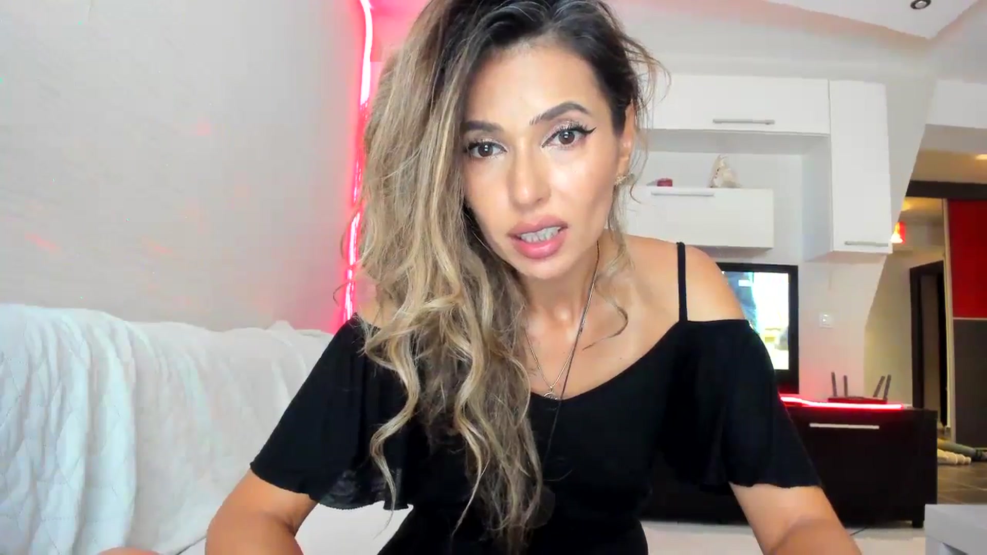 Gallery image thumbnail from SmileyTinaa's myfreecams stream on, 09/16/2023, 24:44 image 16 of 20