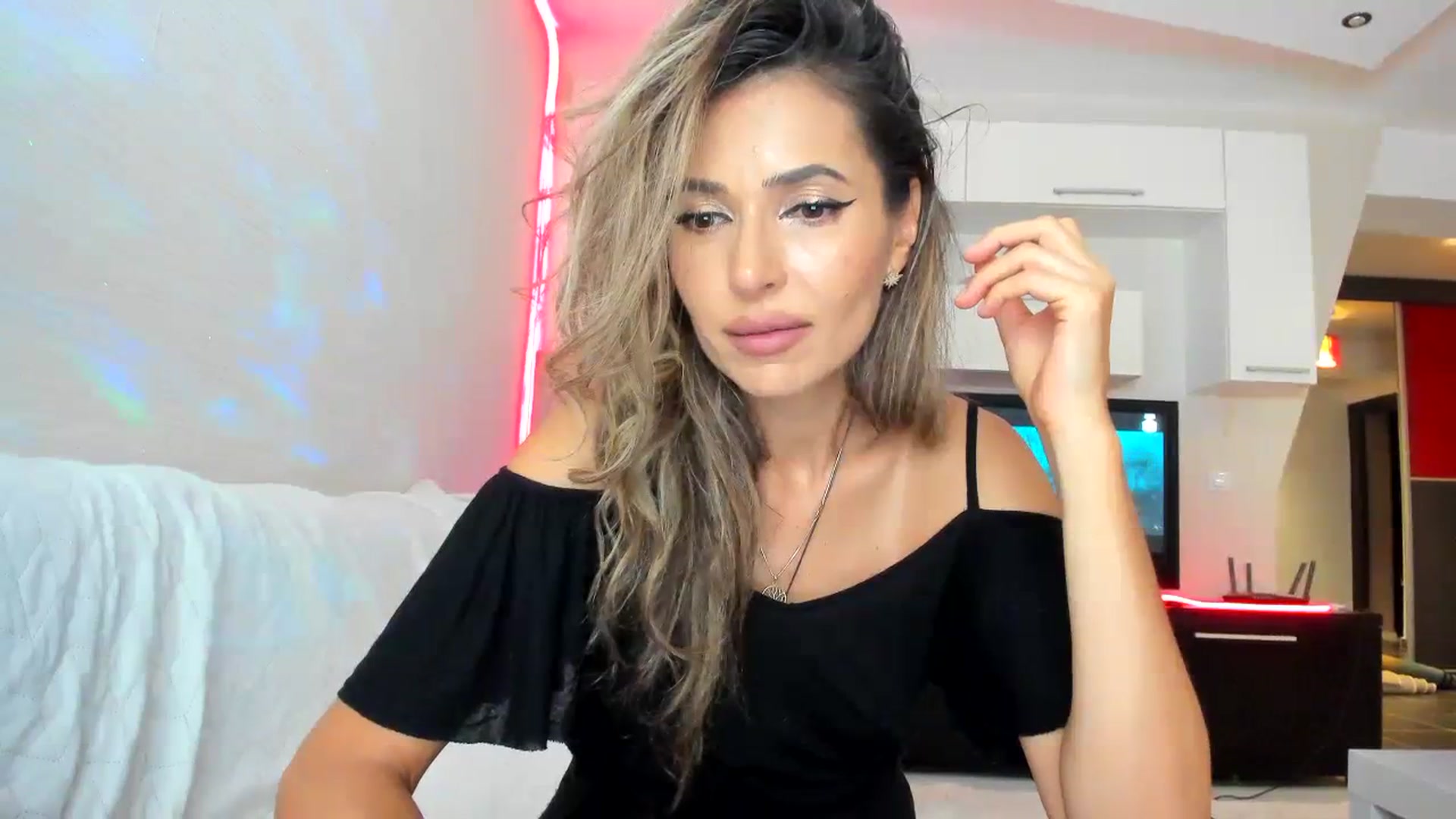 Gallery image thumbnail from SmileyTinaa's myfreecams stream on, 09/16/2023, 24:44 image 6 of 20