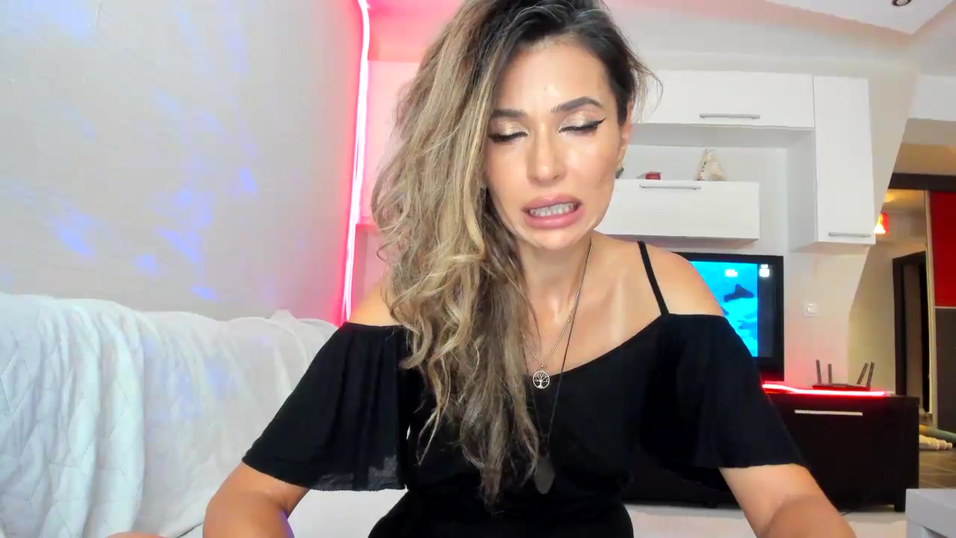 Gallery image thumbnail from SmileyTinaa's myfreecams stream on, 09/16/2023, 24:44 image 17 of 20