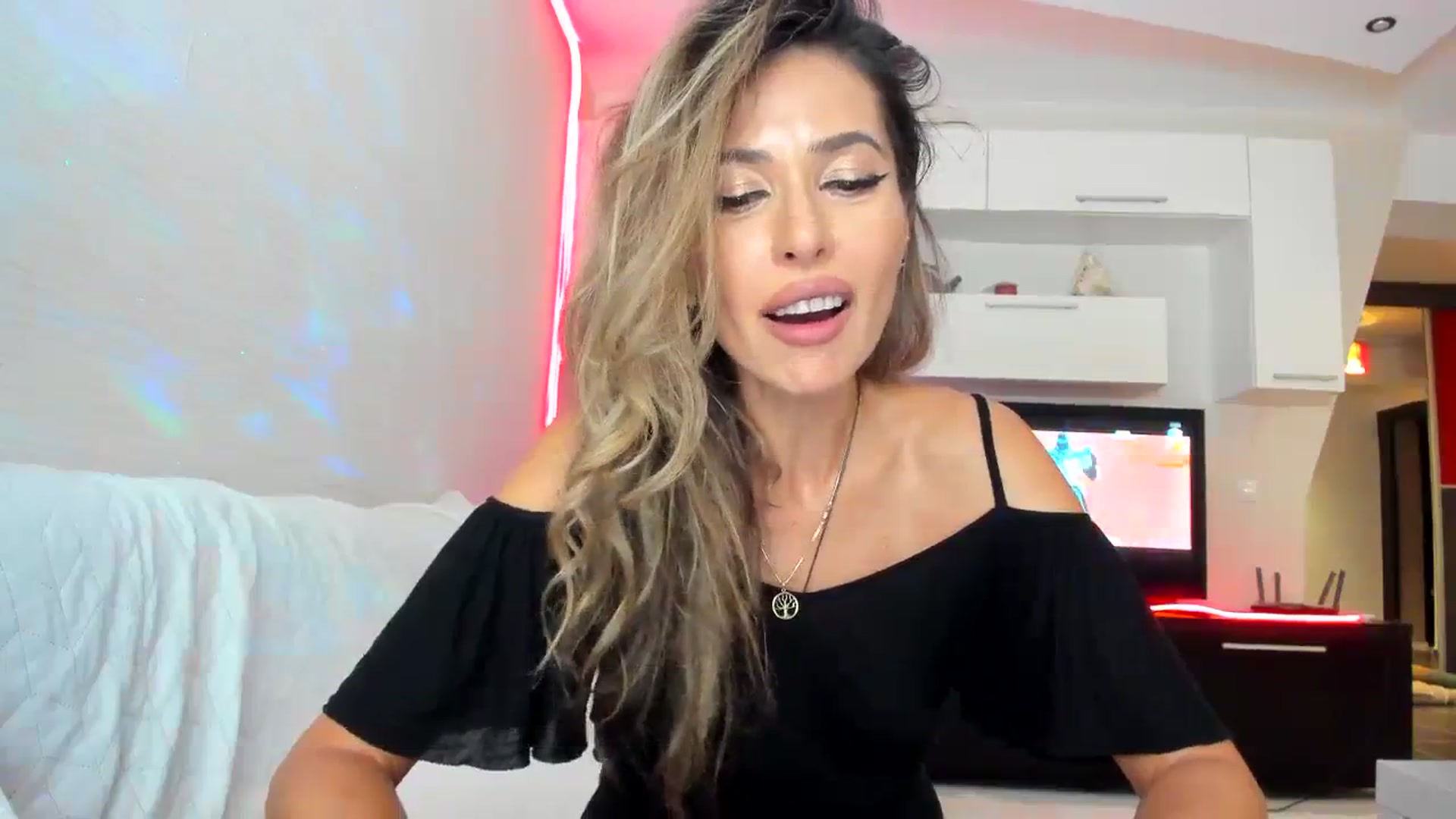 Gallery image thumbnail from SmileyTinaa's myfreecams stream on, 09/16/2023, 24:44 image 9 of 20