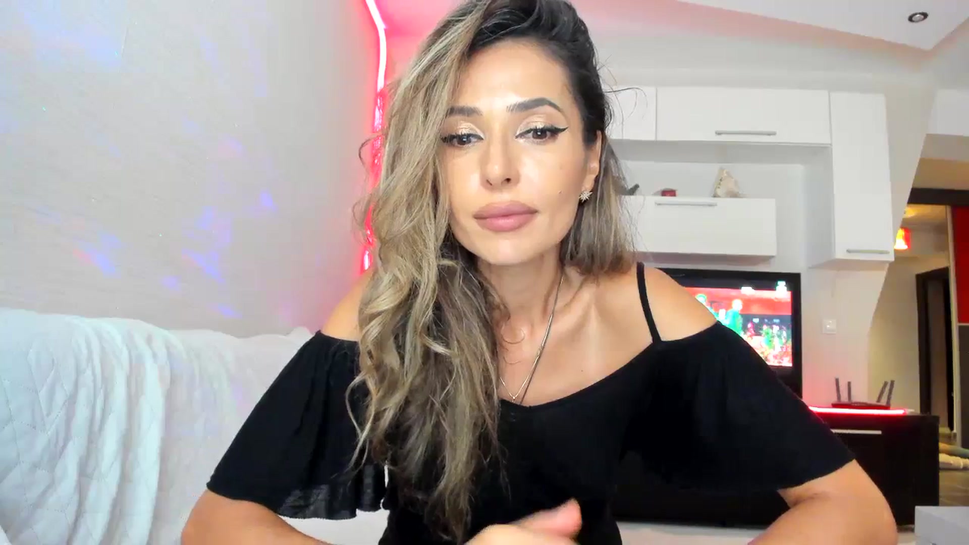 Gallery image thumbnail from SmileyTinaa's myfreecams stream on, 09/16/2023, 24:44 image 7 of 20