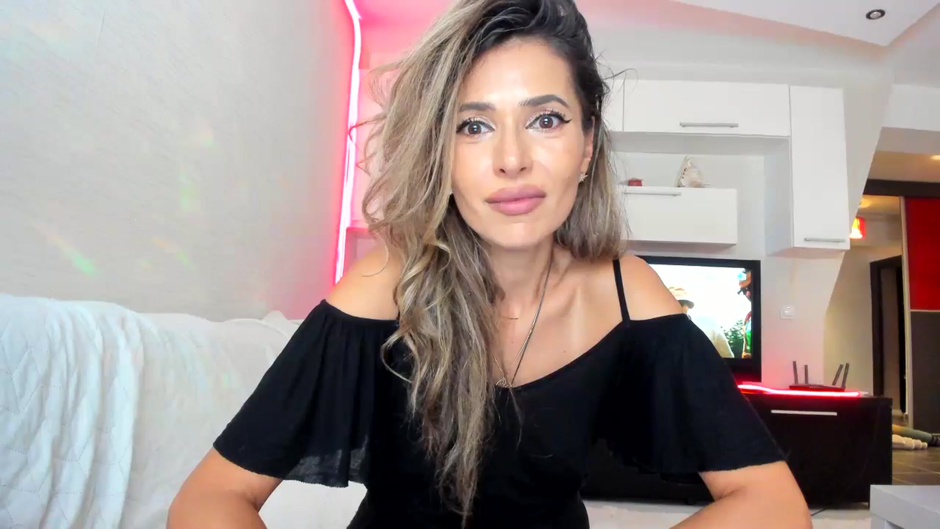 Gallery image thumbnail from SmileyTinaa's myfreecams stream on, 09/16/2023, 24:44 image 5 of 20
