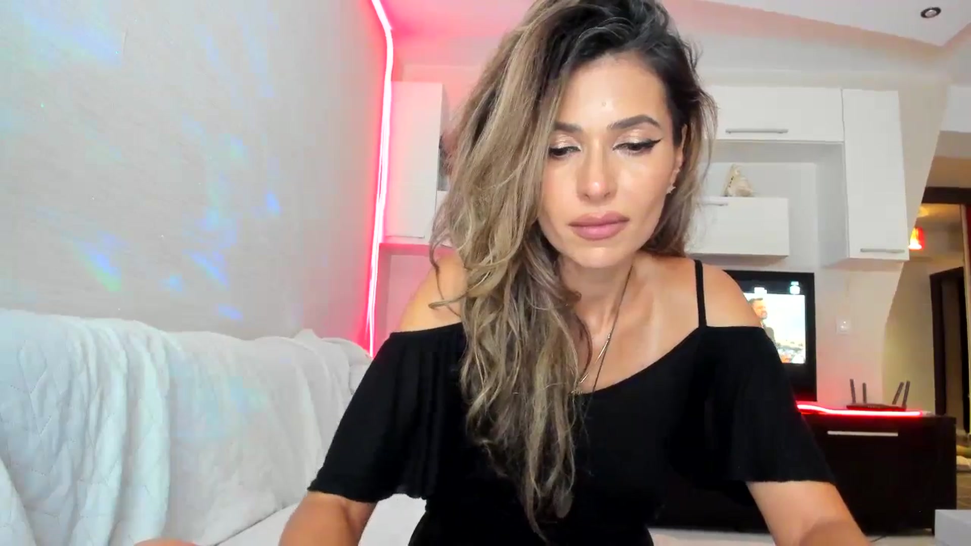 Gallery image thumbnail from SmileyTinaa's myfreecams stream on, 09/16/2023, 24:44 image 19 of 20