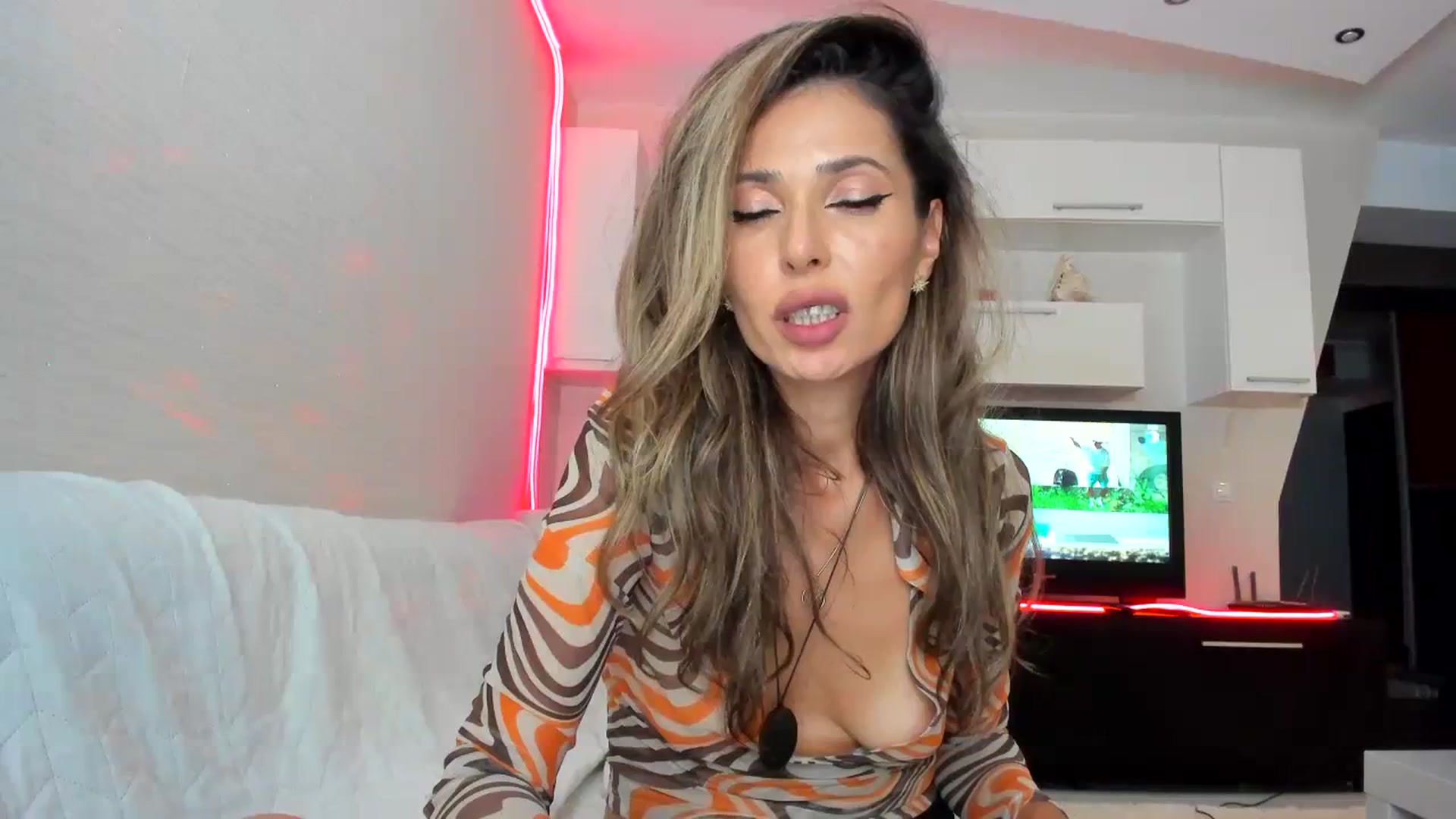 Gallery image thumbnail from SmileyTinaa's myfreecams stream on, 09/19/2023, 24:00 image 1 of 20