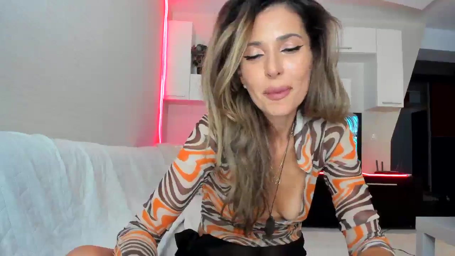 Gallery image thumbnail from SmileyTinaa's myfreecams stream on, 09/19/2023, 24:35 image 6 of 20