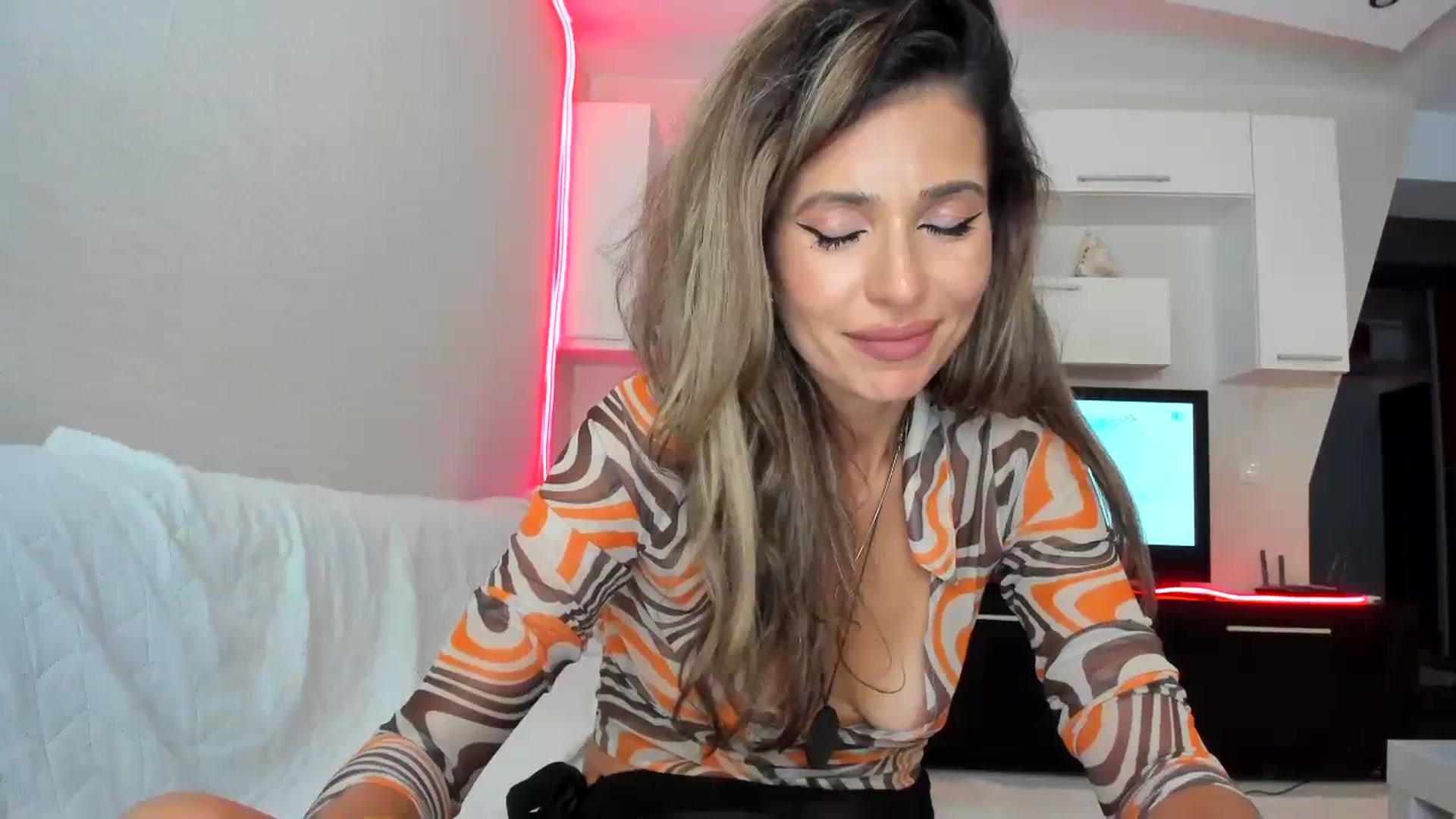 Gallery image thumbnail from SmileyTinaa's myfreecams stream on, 09/19/2023, 24:35 image 19 of 20