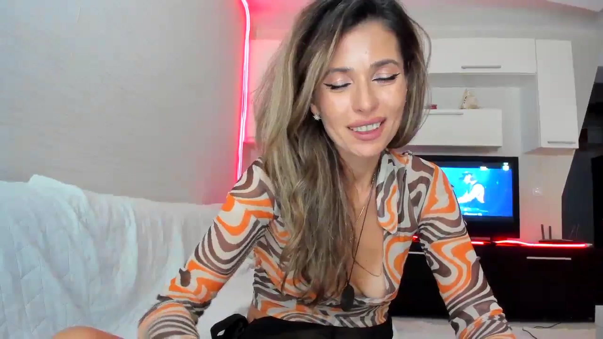 Gallery image thumbnail from SmileyTinaa's myfreecams stream on, 09/19/2023, 24:35 image 17 of 20