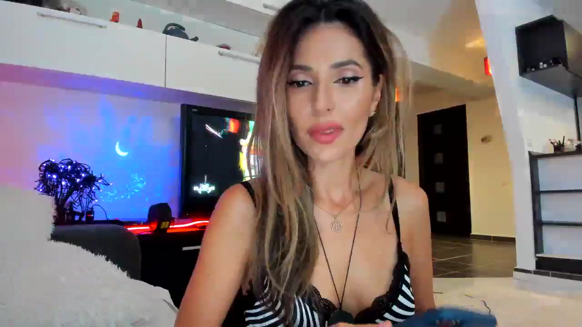 Gallery image thumbnail from SmileyTinaa's myfreecams stream on, 09/19/2023, 20:57 image 18 of 20