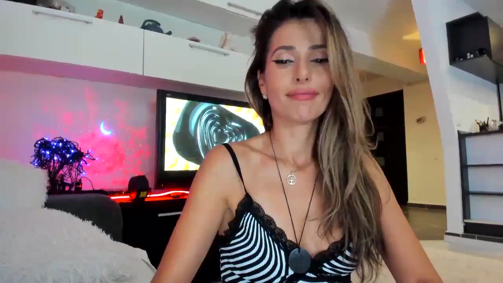 Gallery image thumbnail from SmileyTinaa's myfreecams stream on, 09/19/2023, 20:57 image 12 of 20