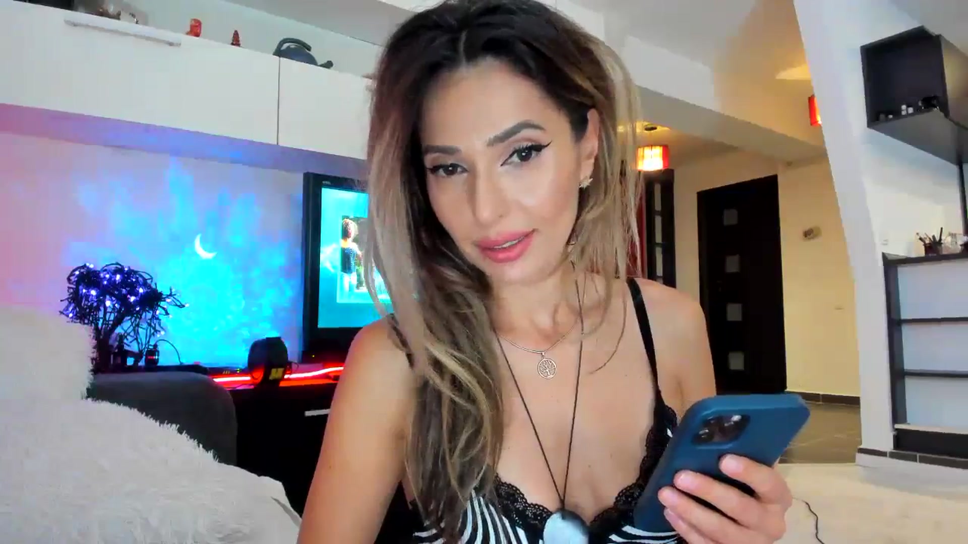 Gallery image thumbnail from SmileyTinaa's myfreecams stream on, 09/19/2023, 20:57 image 15 of 20