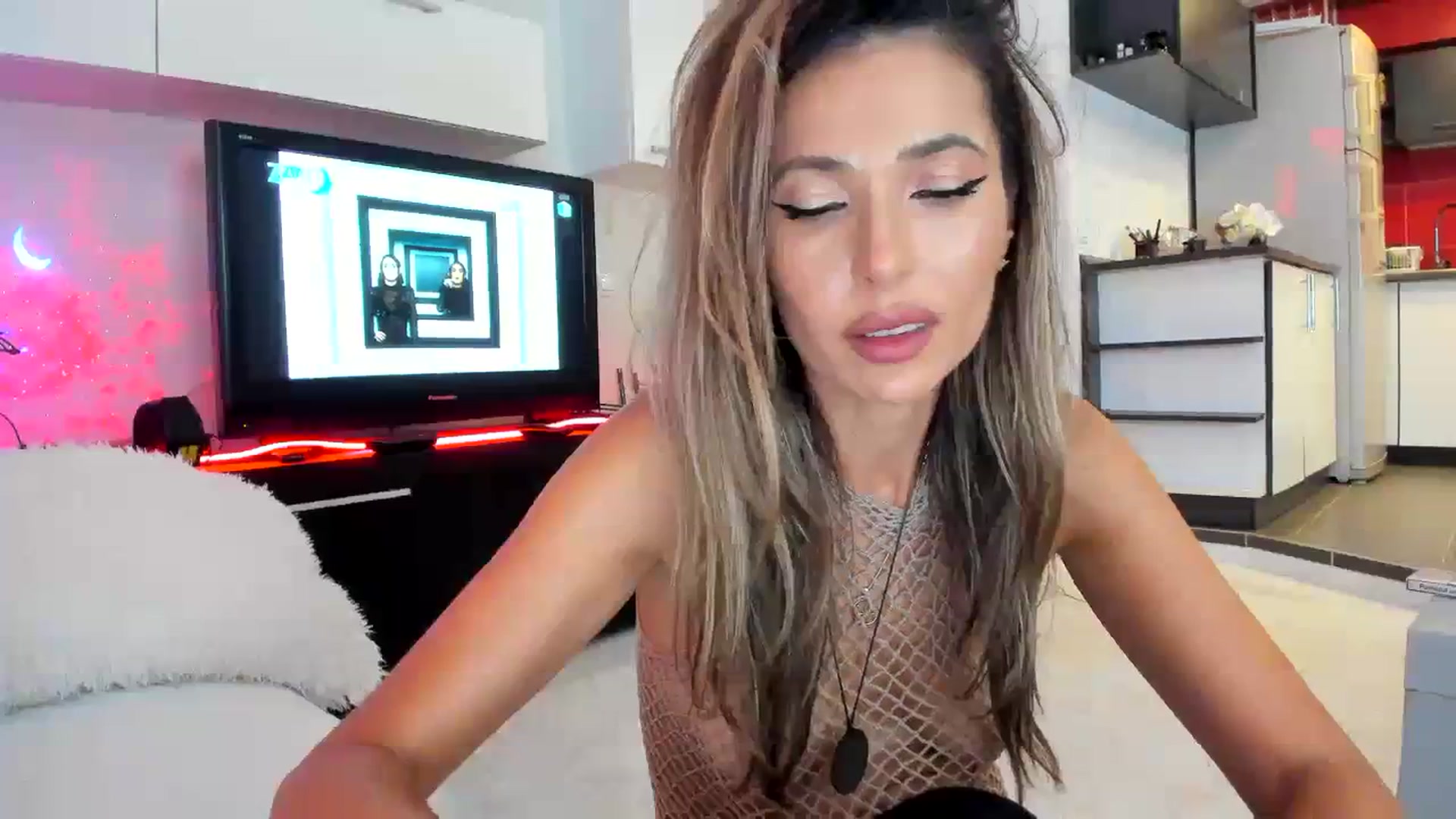 Gallery image thumbnail from SmileyTinaa's myfreecams stream on, 09/21/2023, 24:01 image 13 of 20