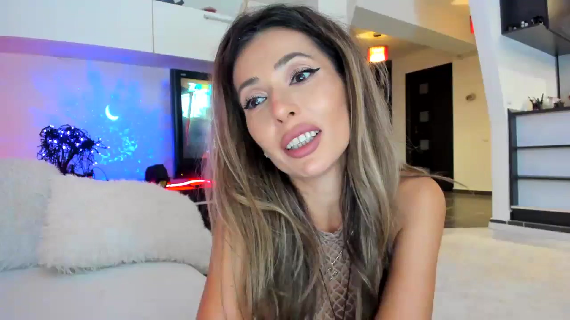 Gallery image thumbnail from SmileyTinaa's myfreecams stream on, 09/21/2023, 24:01 image 6 of 20