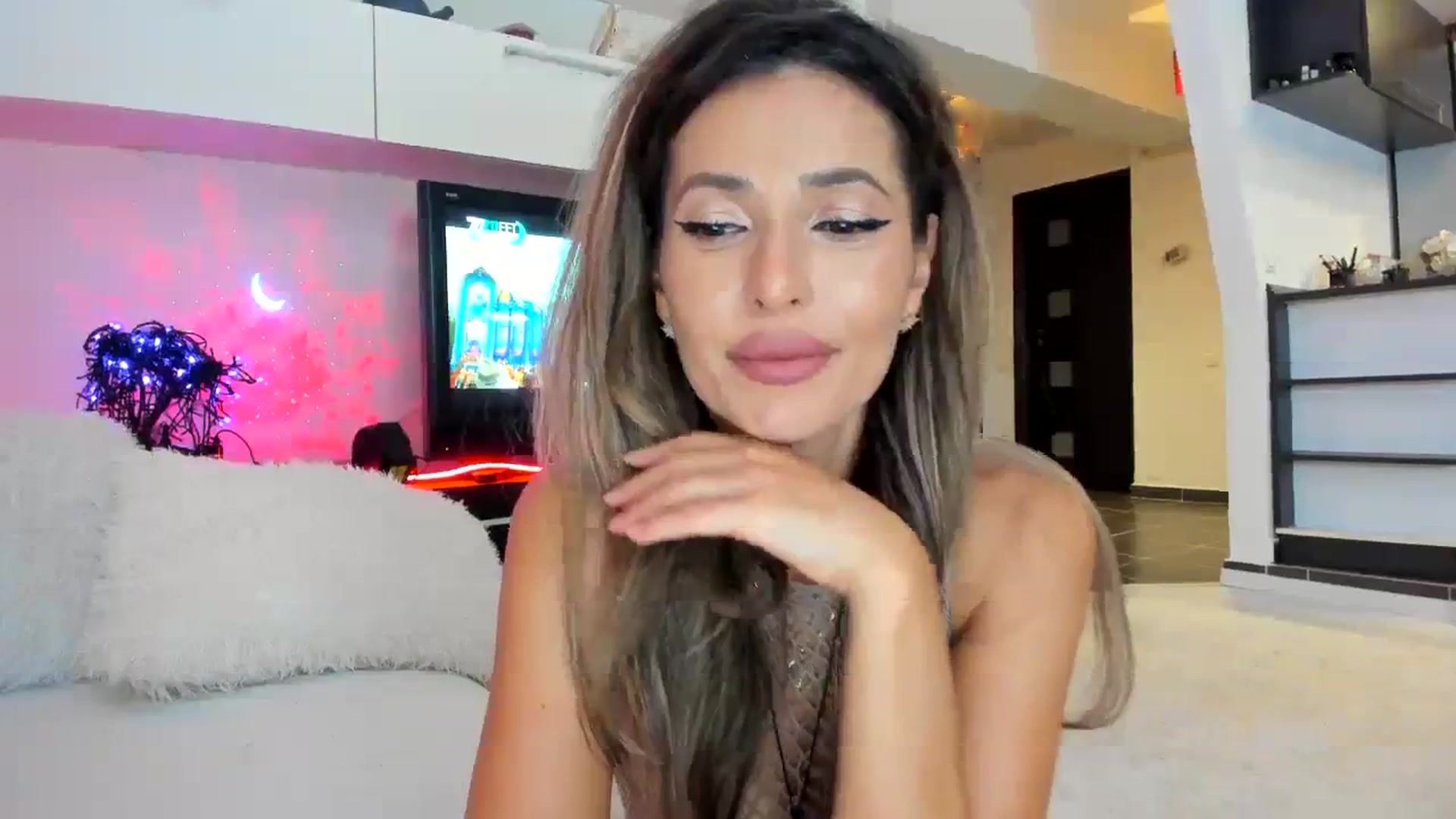 Gallery image thumbnail from SmileyTinaa's myfreecams stream on, 09/21/2023, 24:01 image 2 of 20