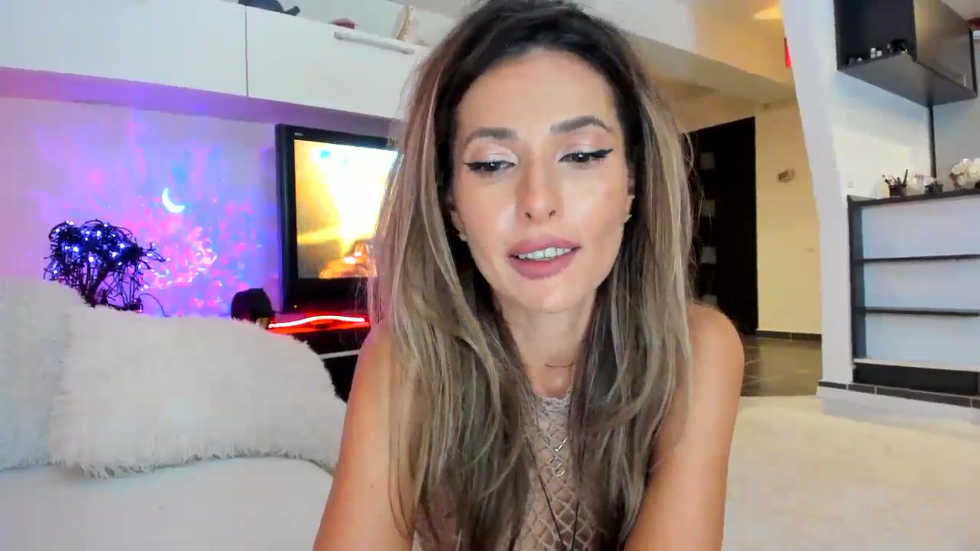 Gallery image thumbnail from SmileyTinaa's myfreecams stream on, 09/21/2023, 24:01 image 5 of 20