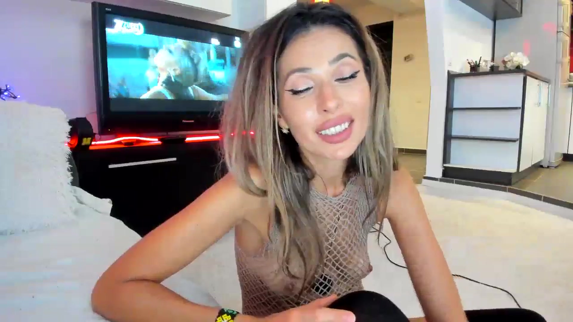 Gallery image thumbnail from SmileyTinaa's myfreecams stream on, 09/21/2023, 02:36 image 7 of 20