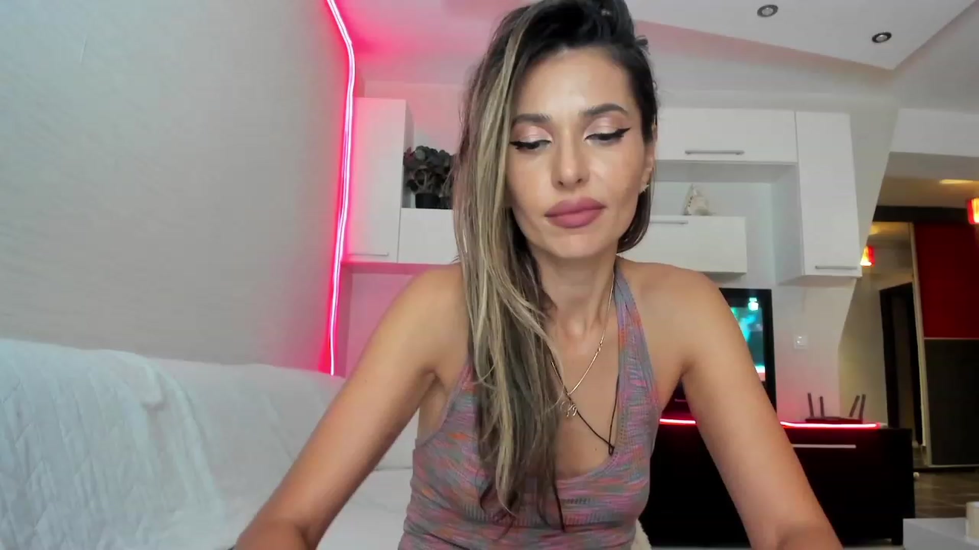 Gallery image thumbnail from SmileyTinaa's myfreecams stream on, 09/23/2023, 24:30 image 19 of 20