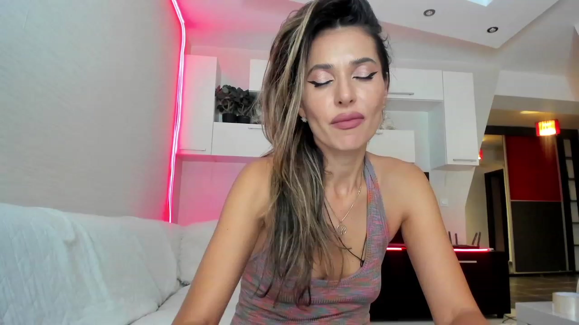 Gallery image thumbnail from SmileyTinaa's myfreecams stream on, 09/23/2023, 24:30 image 10 of 20