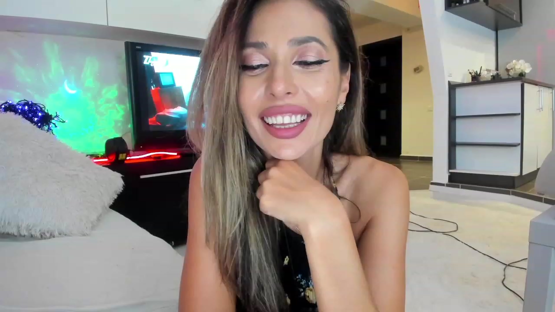 Gallery image thumbnail from SmileyTinaa's myfreecams stream on, 09/26/2023, 01:06 image 9 of 20