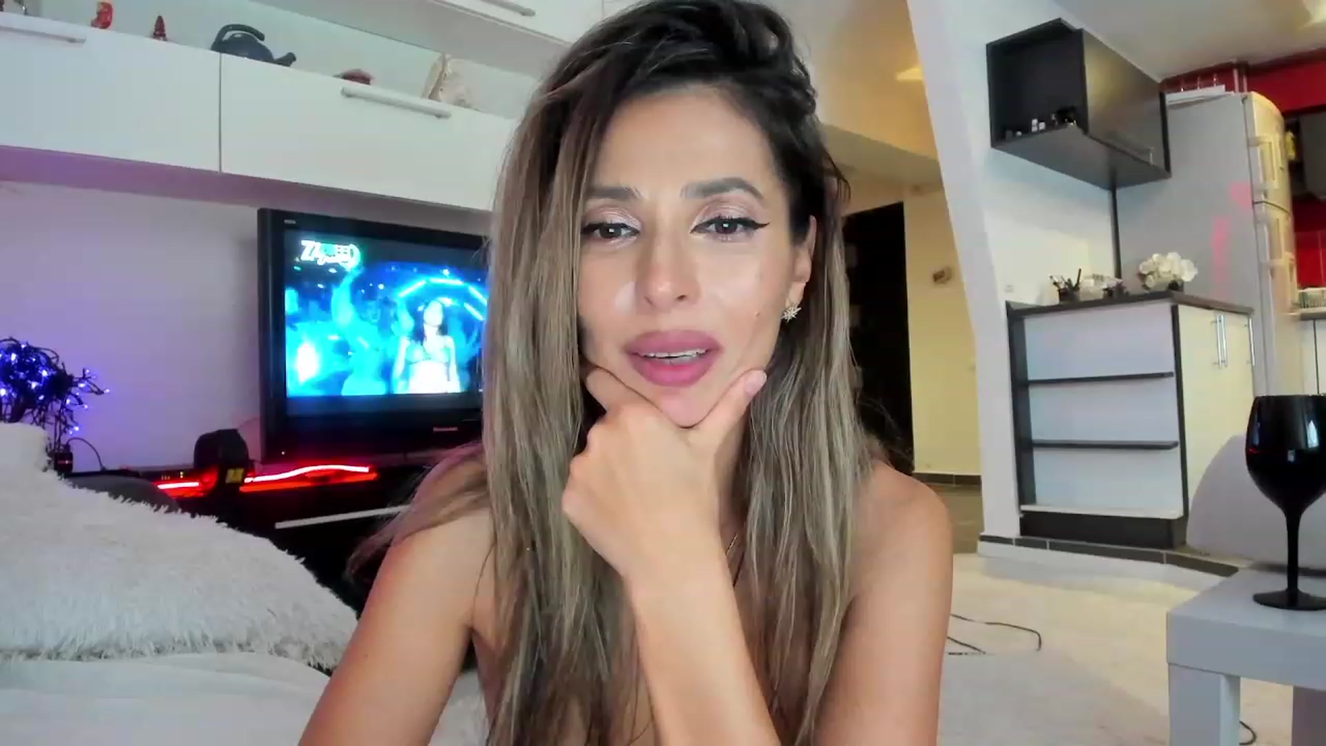 Gallery image thumbnail from SmileyTinaa's myfreecams stream on, 09/26/2023, 01:29 image 13 of 20