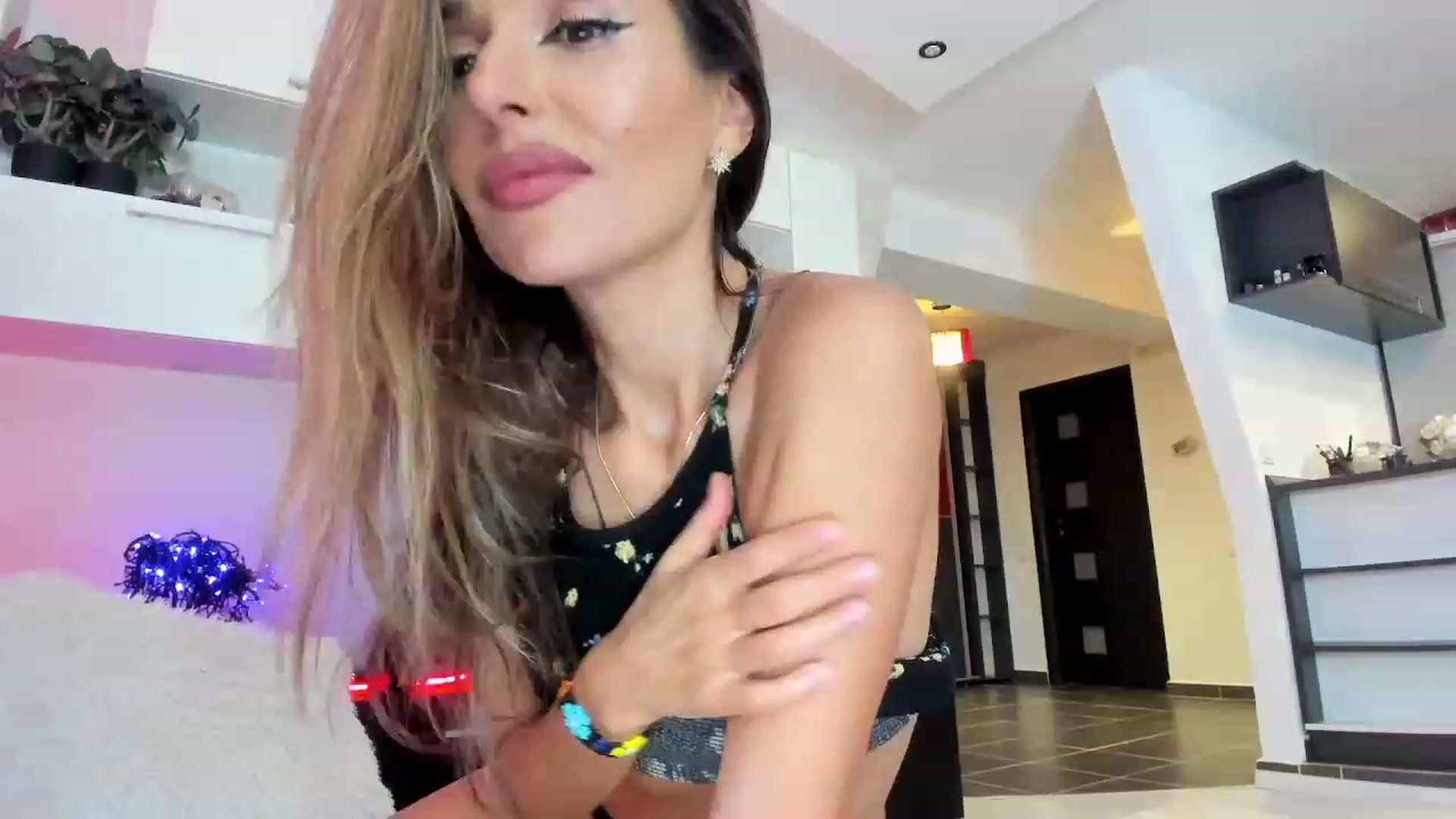 Gallery image thumbnail from SmileyTinaa's myfreecams stream on, 09/26/2023, 03:31 image 6 of 20